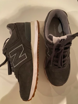 New balance  - Färgen är mörkgrå💕 även mörkrets snören! Ljusgrå inuti och runt N märket 🫶🏼Använda 1 gång så dom är som nya!
