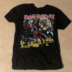 Iron maiden t-shirt  - Cool Iron Maiden tröja i storlek S säljer för den inte passar mig längre. Bra skick inte söndrig eller något. Kanske lite skrynklig men annars helt okej. 