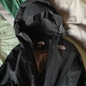 The north face jacka  - Storlek small, mycket färg på hela jackan i princip 