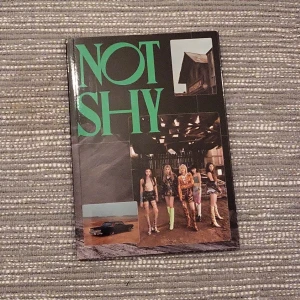 Itzy Not Shy Album (grön) - Itzy album allt i bilderna ingår. CDn är aldrig spelad. Tar bara Swish