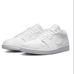 Jordan 1 low  - Säljer ett par Jordan 1 low tripple white i skick 8.5/10 Kan mötas upp och fraktas.                                                            Dm för mer bilder eller frågor!🪐
