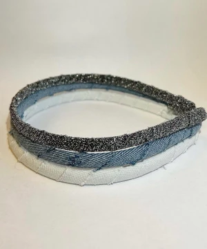 use2STYLE - Våra diadem är handgjorda och kommer i tre olika färger, en glitter, en vit-denim och en blå-denim💙köp flera tillsammans eller en separat🤍unika och trendiga