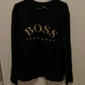 Hugo Boss - Hej, säljer min Hugo Boss sweatshirt som jag köpt länge sedan men den har aldrig passat mig och legat i garderoben bara så jag tänkte sälja den vidare🤩. Nypris 1300kr 