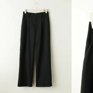 tammie tall low waist byxor  - Säljer dessa helt slutsålda lågmidjade kostymbyxorna från Gina som aldrig är använda. Det är jättefina men kommer inte till användning. 