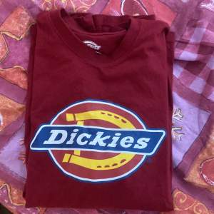 Säljer nu denna Dickies t-shirt i xs   Kan skicka fler bilder ifall de skulle önskas 