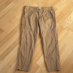 Chinos byxor - Fina chinos i beige! Knappt använda:  Köparen står för frakten. Jag skickar bild när jag postar paketet. Om fler intressen för kläderna finns kan bud ges.