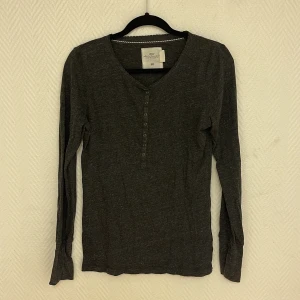 Farfarströja i gråspräcklig färg - Superfin ”farfarströja” i grått. Knappt använd.  Köparen står för frakten. Jag ansvarar inte för postens hantering. Jag visar bild på när jag skickar paketet. Vid fler intressen av objekt kan bud över begärt ingångspris läggas.