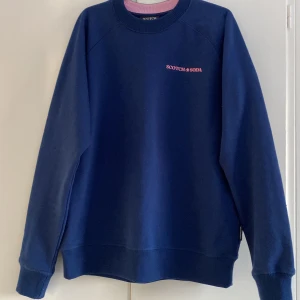 Tröja - Tröja i storlek M. Väldigt sparsamt använd. Nypris 1700 kr. Normal i storlek. 