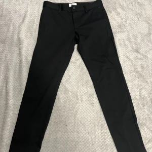 Kostymbyxor från Only & Sons 30/32 - Svarta kostymbyxor från Only & Sons med storlek W30 L32, knappt använda. Pris kan diskuteras vid snabbaffär. 