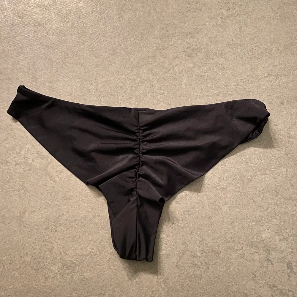 Säljer denna bikini underdel från nelly i väldigt fint och fräscht skick! Storlek XS😍 100kr inklusive frakt!. Övrigt.