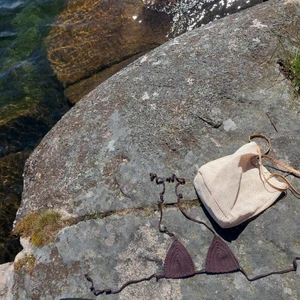 Virkad Bikinitopp - Säljer virkade bikini-toppar som jag gjort själv. Denna är i en jättefin mörkbrun färg, passar A-B kupa, kuporna är flyttbara. OBS rekommenderas endast som solbikini och handtvätt. Tar även beställningar i andra färger och storlekar 🤎  