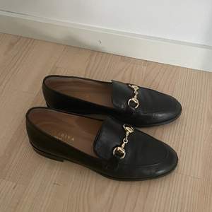 Svarta loafers med guldigt spänne köpta i  Rom. Använda ett fåtal gånger. 