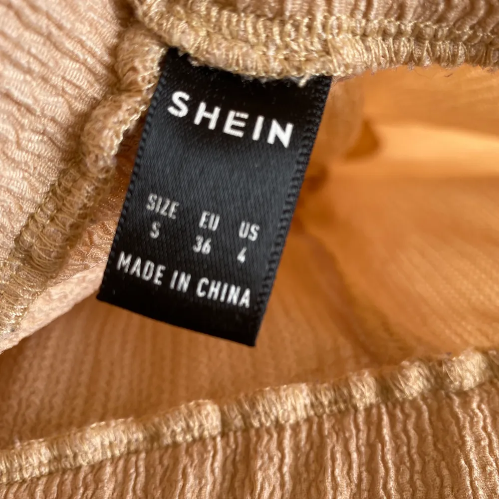 Beiga byxor från SHEIN i storleken S. Jeans & Byxor.