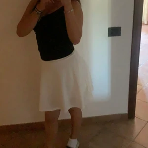 vit kjol - säljer denna superfina vita kjolen till sommaren, den är INTE genomskinlig och den är stretchig💘 köpt för 300kr och säljer för 200kr