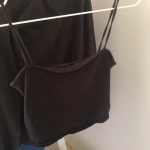Svart linne - Fint svart linne. Lappen är avklippta så jag vet inte vilken storlek det är men skulle nog säga att den är xs eller s.