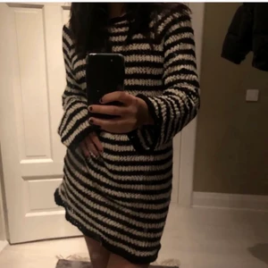 Klänning  - Stickad jätte fin klänning i fint skick från strandivarius! S/M 