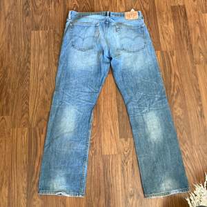 Snygga levi’s jeans till salu, står ingen modell men tror att det är 502:or, fråga o buda🌟