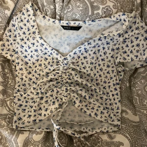 Blommig sommartopp - Säljer min supersöta topp från shien. Köpt förra året men bara använd någon enstaka gång. Pris kan alltid diskuteras!!💗