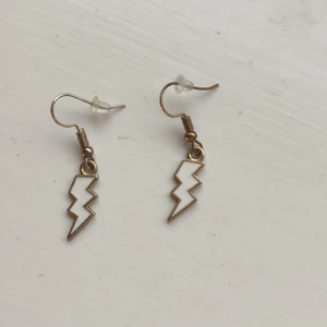 Blixt örhängen  - Säljer mina super fina blixt örhängen, pga att dem inte kommer till någon användning💓