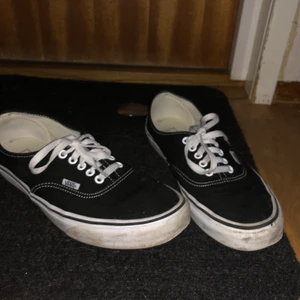 Vans - Knappt använda, tvättas innan dem säljs