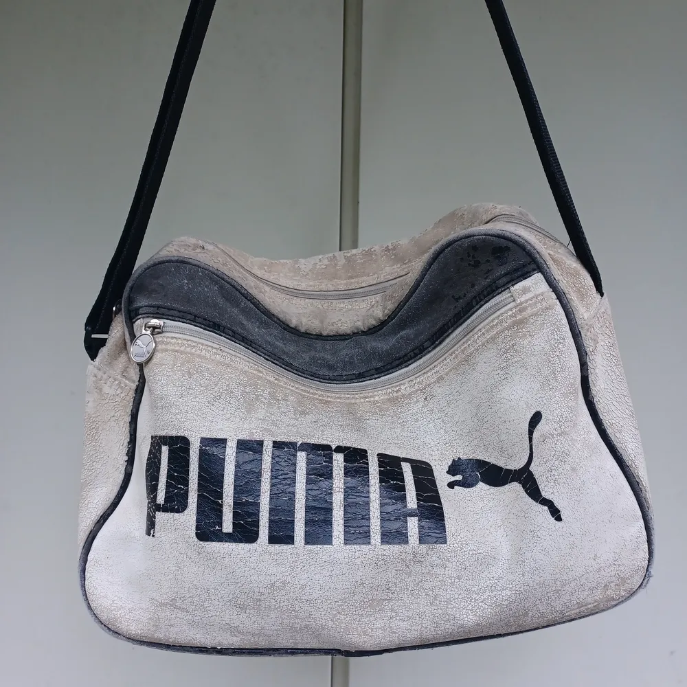 Puma väska med vintage feel. Säljer för den blivit för drain/emo för mig 😭 möts gärna upp men frakt går också bra. Dma för detaljer . Väskor.
