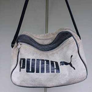 Puma väska med vintage feel. Säljer för den blivit för drain/emo för mig 😭 möts gärna upp men frakt går också bra. Dma för detaljer 