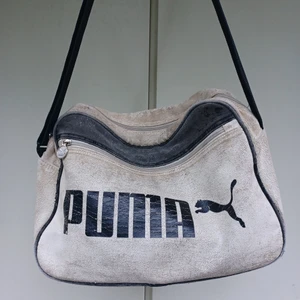 Puma väska  - Puma väska med vintage feel. Säljer för den blivit för drain/emo för mig 😭 möts gärna upp men frakt går också bra. Dma för detaljer 