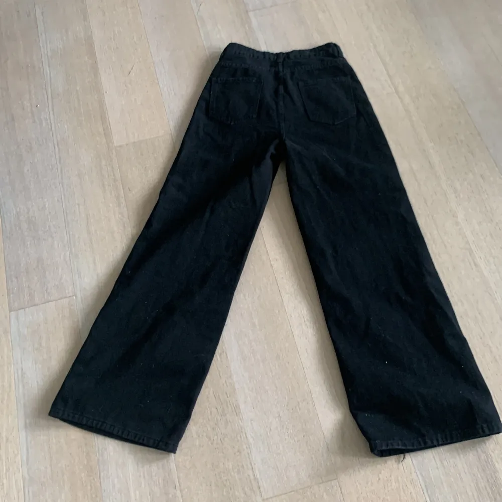 Ett par svarta jeans från Shein. Det är storlek xs men man kan säga att dom är M/L/XL aldrig använt. Jeans & Byxor.