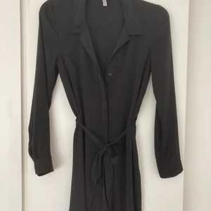 Lång skjorta från HM - Svart skjorta från HM i storlek 38