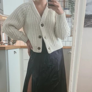 Stickad kofta - Använt en gång. Säljer pga att den ej kommer till användning.