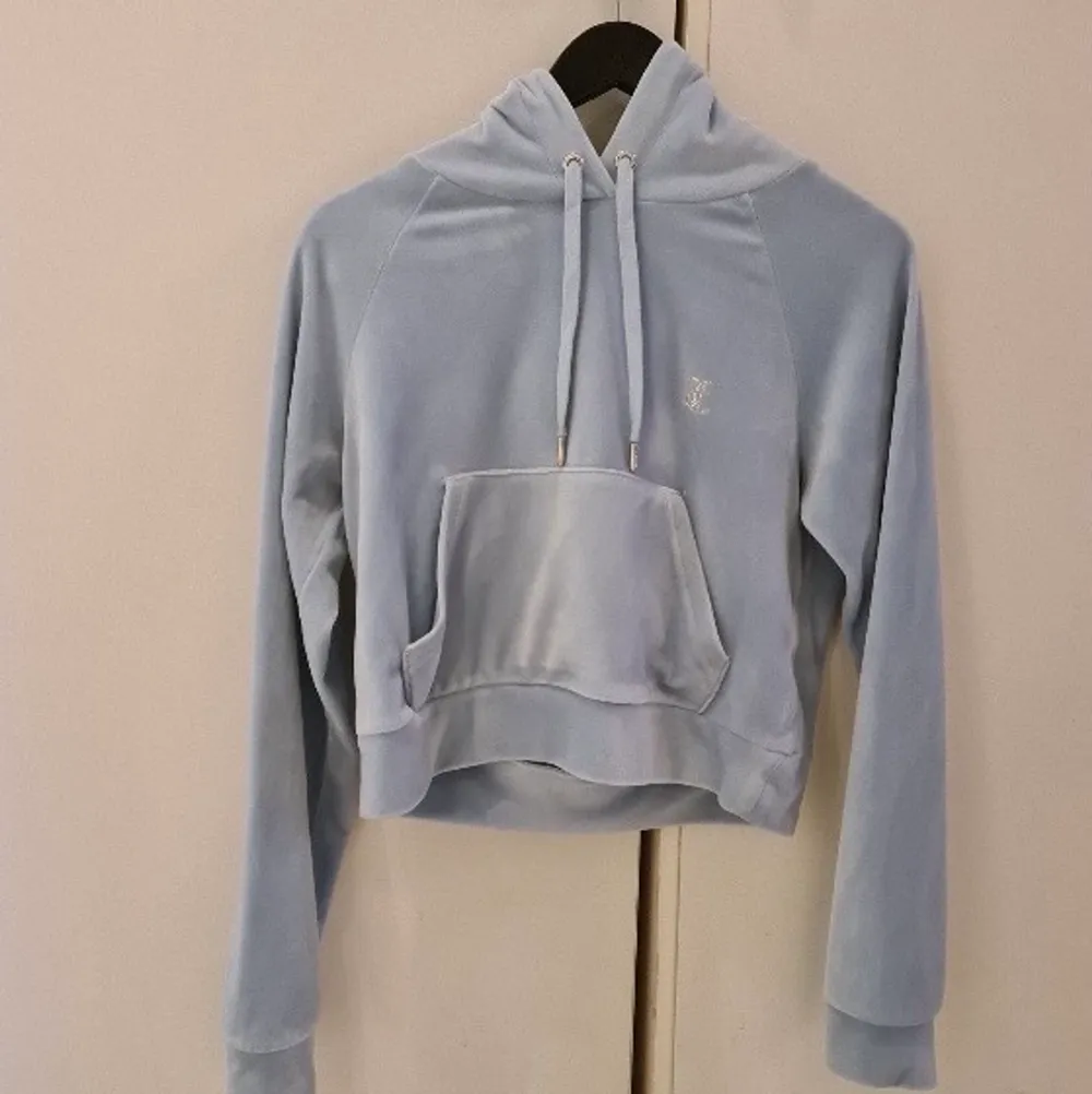 Säljer min juice couture hoodie använd 1 gång. Köpte den december 2021 för 1100 kr men säljer den för 500. Säljer pågrund av att den bara ligger och tar plats i lådan. . Tröjor & Koftor.