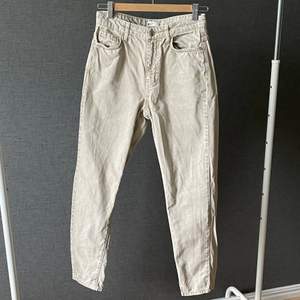 Knappt använda Beigea loose fit jeans från Gina Tricot 