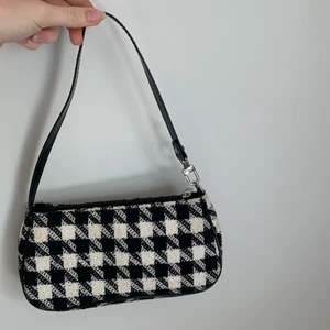 Axelväska - Säljer denna axelväska jag köpt second hand därav vet jag ej märket. Den är använd sparsamt och pris kan diskuteras. Möts upp i Stockholm annars står köparen för frakten :) skicka för frågor eller fler bilder