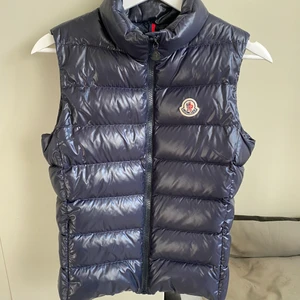 moncler väst - Säljer min sjukt snygga och användbara väst från moncler. Köptes innan jul på vestiaire collective för 5000kr. Kommer med tags och äkthetsbevis! Storlek 14år vilket motsvarar 0, passar mig med xs/s perfekt! 🫶🏼💕✨