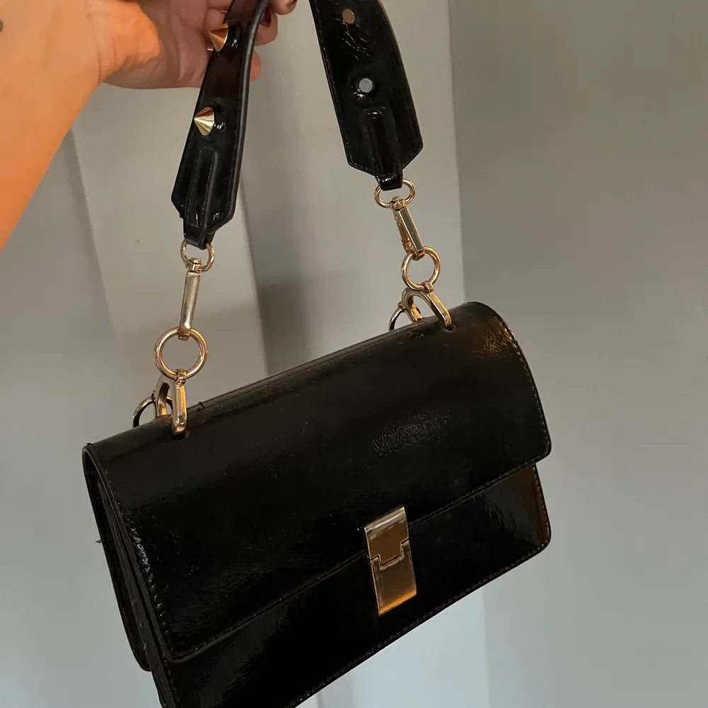 Väldigt snygg handväska från Ginatricot med guldiga detaljer och nitar, ser så gott som ny ut!  . Väskor.