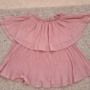 Axellös topp  - Köpt på DM för några år sen, säljes då den ej används längre, perfekt för sommaren 