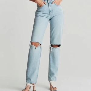 Jeans Gina Tricot - Aldrig använda och är i storlek 32. Köparen står för frakten, priset kan diskuteras 🥰
