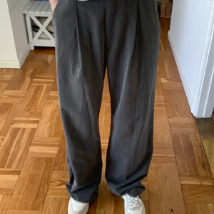 Favorite Pants Grey - Favorite Pants Grey från Djerfavenue i storlek XS säljes! Inköpta för ca 1 år sen men endast använt ett fåtal gånger, så dem är i mycket bra skick. Inga fläckar eller andra defekter. 