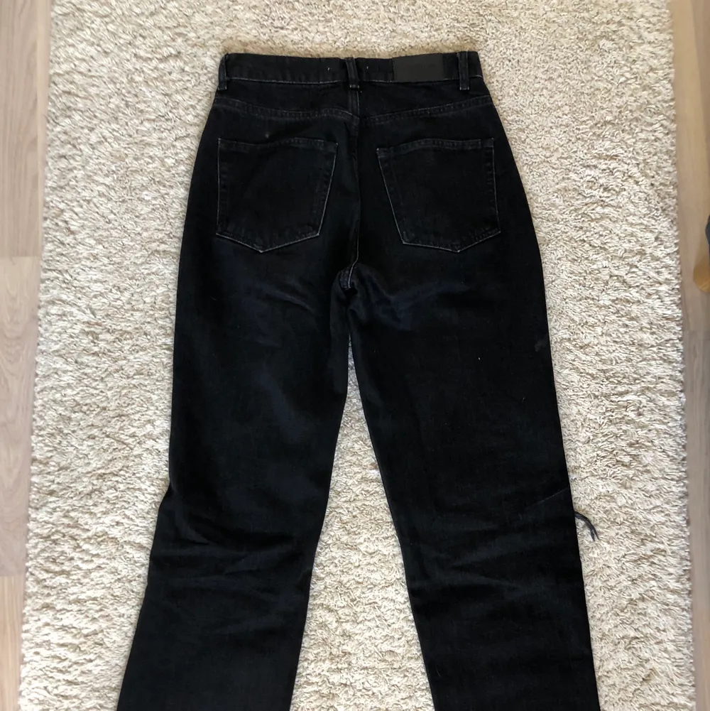Säljer dessa svarta jeans med hål, köpta från Ginatricot förra året. Kommer inte till användning. Köpare står för frakt. Skriv privat för fler frågor 💕. Jeans & Byxor.