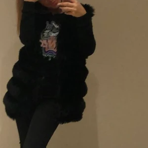 Kenzo tröja - Jag säljer just nu min svarta kenzo tröja, tjocktröja som var populär för ett tag sen. Jag har använt den försiktigt så den är helt felfri och fläckfri. Hör av er om ni vill se mer bilder💞säljer denna för 500 och frakten ligger på mig❣️den är i storlek S