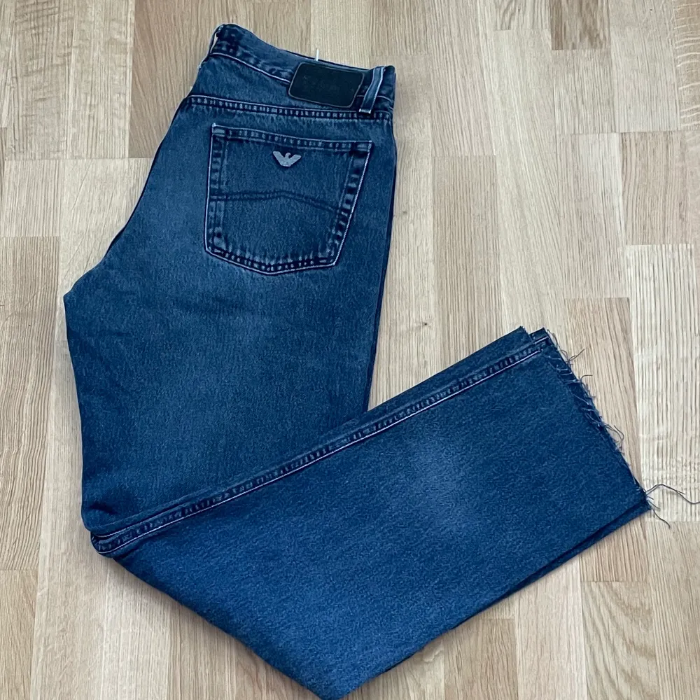 Armani jeans i fint skick. Storlek 36 men avklippta så 34ish i längd. . Jeans & Byxor.