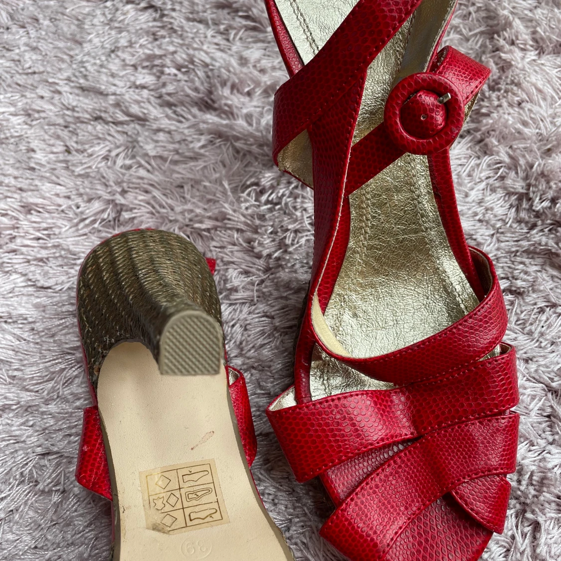 Röda oanvända Klackskor storlek 39 - 90
