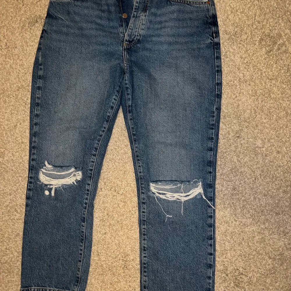 Ripped mom jeans ifrån bikbok, original pris var 599, säljer för att de är för stora för mig💫🔹. Jeans & Byxor.