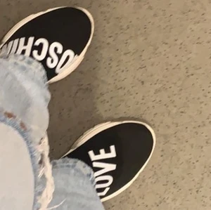 Mochino skor - dom är helt nya har använt dom bara en gång och helt som nya. Säljer dom för att dom är för små för mig. Normalpris är 1990kr 