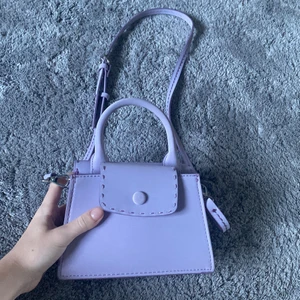 Väska från Zara - Liten axelremsväska från Zara i bra skick. Bra fack och funkar bra till allt.