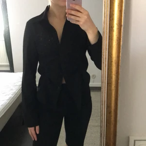 Svart skjorta - Svart skjorta med fina rynkdetaljer som ger skjortan ett unikt fall och design. Köparen står för frakt💕