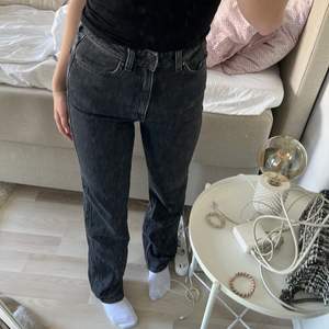 Fina jeans från weekday som tyvärr inte passar mig så bra längre, säljer för 150+ frakt 💓💓 storlek 24:32