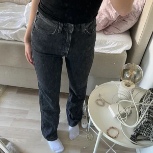 Jeans - Fina jeans från weekday som tyvärr inte passar mig så bra längre, säljer för 150+ frakt 💓💓 storlek 24:32