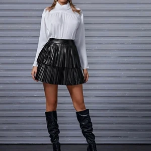 Så cool skinnkjol - Skinnkjol med volanger, passar perfekt till en skinnjacka och ett par coola boots till sommaren!