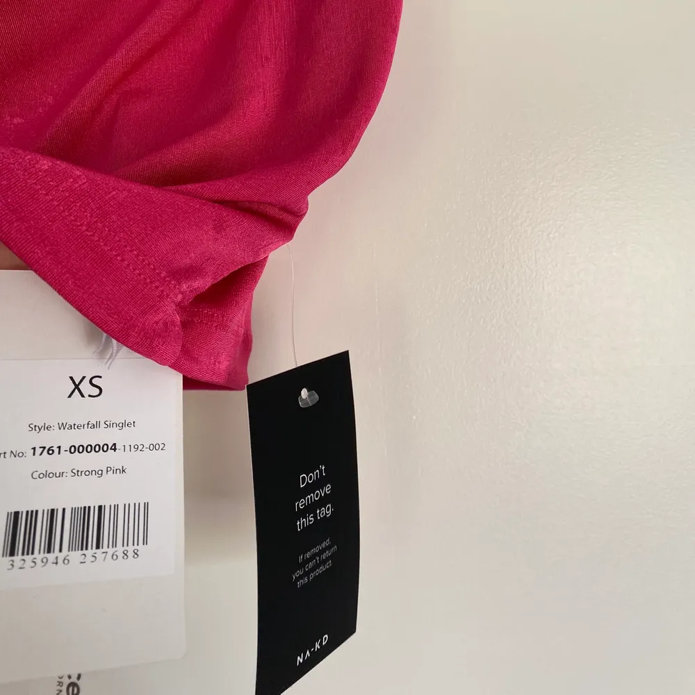Rosa linne från Margaux Dietz x NA-KD, helt nytt med lappar kvar och slutsåld på hemsidan. Nypris 219 kr.. Toppar.